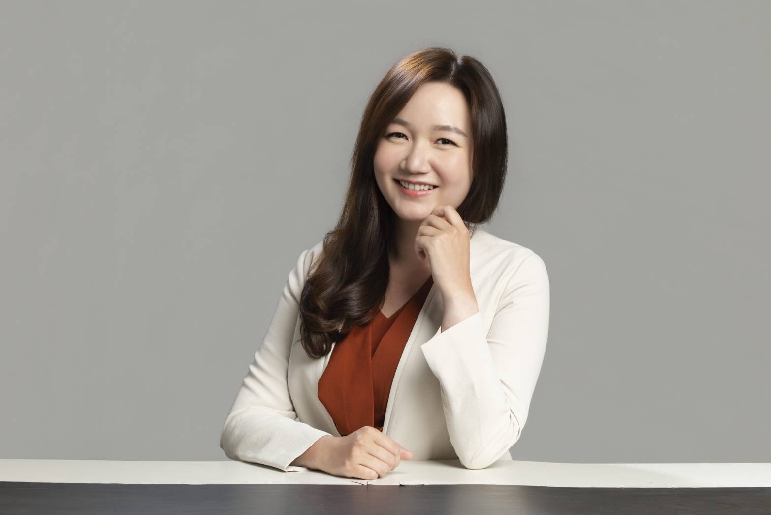張媛婷坐在桌前微笑的正式形象照